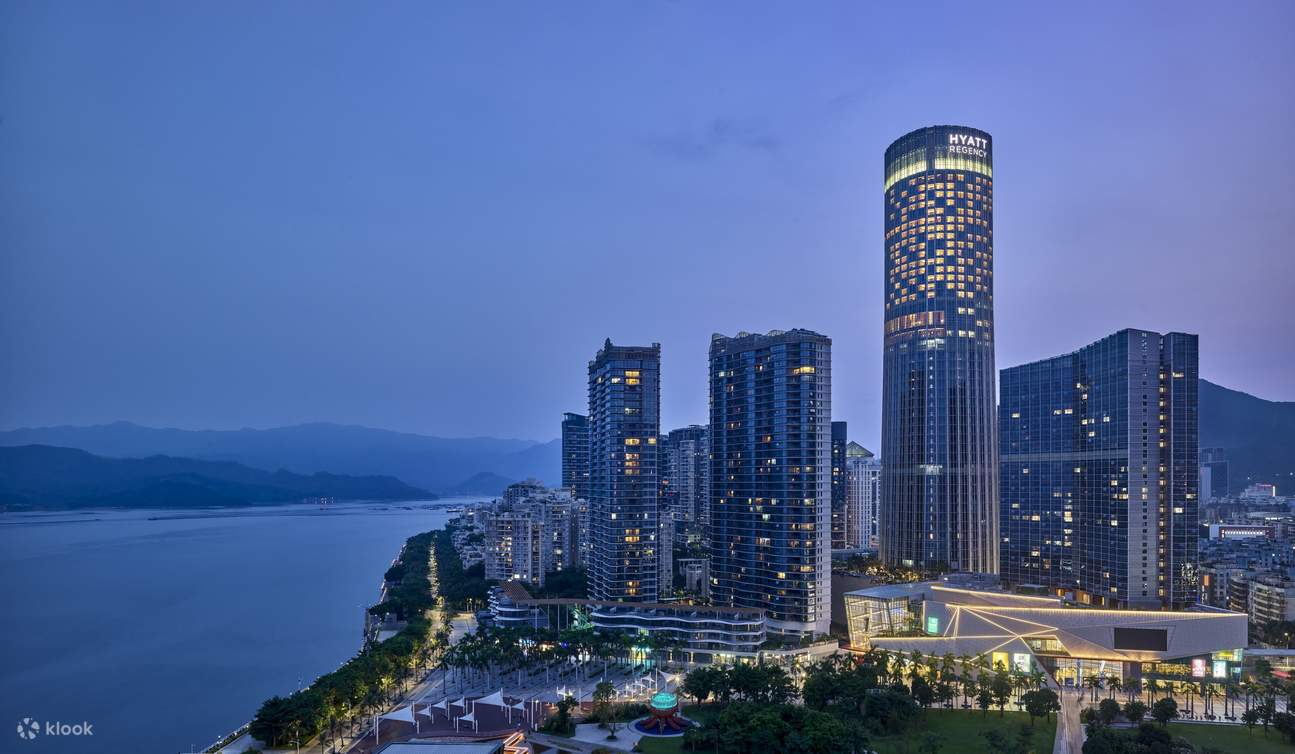 酒店位於東部素有“南海明珠”之稱的鹽田海濱城區，坐落於鹽田區CBD-ONE Mall，作為鹽田區“城市森林會客廳”，旨在打造高空雲端酒店之美。毗鄰鵬城第壹峰梧桐山風景區、鹽田海濱棧道、恩上濕地公園、大小梅沙度假區、仙湖植物園及弘法寺等景區。距離蓮塘口岸僅15分鍾車程，配合地鐵8號線5站即可抵達。